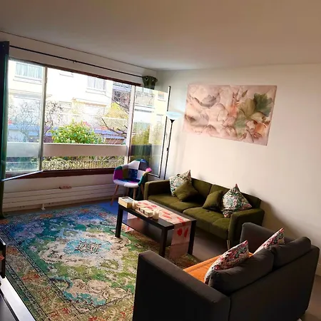 Bright & Cozy In Shared Near Eiffel * Parijs